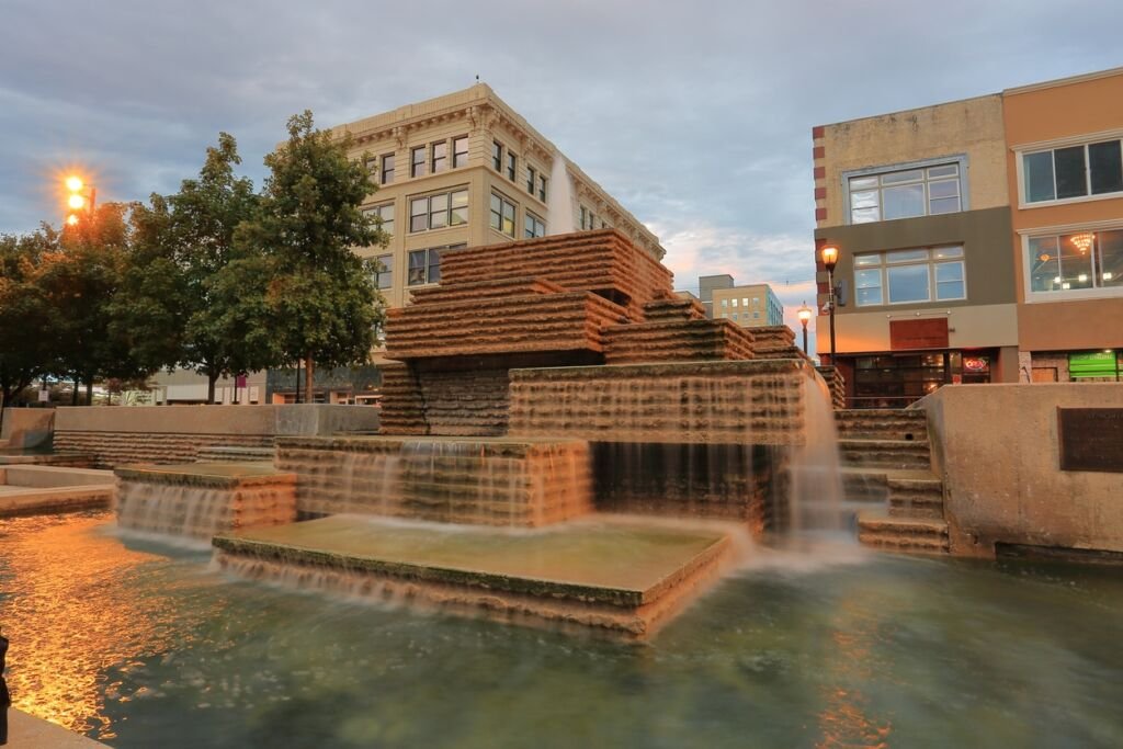 fountain and office buildings on the Springfield Missouri square