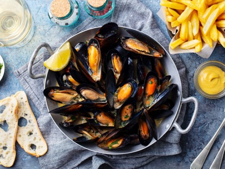 Mussels and fries display