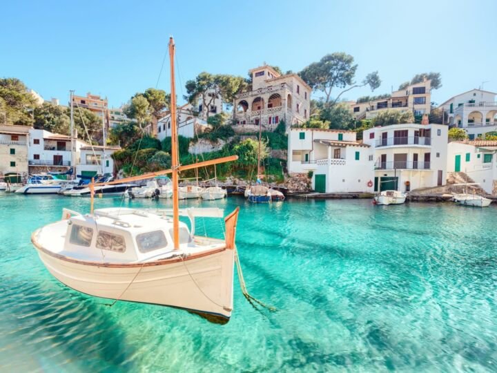 Cala Figuera, Mallorca, Spain, turqouise waters and boat