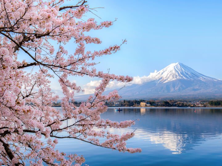 Japan enthralls tourists with its enchanting mix of historic temples, modern cities, vibrant culture, and stunning natural landscapes (Image by: istock.com/Phattana)