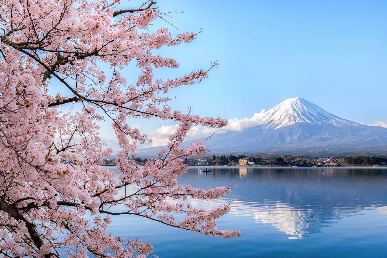 Japan enthralls tourists with its enchanting mix of historic temples, modern cities, vibrant culture, and stunning natural landscapes (Image by: istock.com/Phattana)